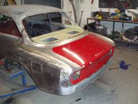 All welded in position. That came out quite nice. Only the lower rear panel needs welding Alfa Romeo giulia 2000 1750 gtv gt veloce Berlina 1968 restoration restauratie rebuild