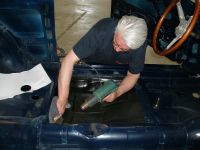 My father helped me a lot with this. Here he is applying the anti vibration material Alfa Romeo giulia 2000 1750 gtv gt veloce Berlina 1968 restoration restauratie rebuild