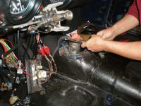 Since the interior that will be installed is a 1300 junior one, this metal part around the gear lever must be removed..... Alfa Romeo giulia 2000 1750 gtv gt veloce Berlina 1968 restoration restauratie rebuild